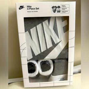 Baby 0-6m Nike Onesie, Hat, and shoes matching set NWT